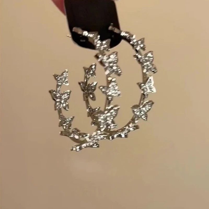 Pendientes circulares grandes con diseño de mariposa únicos, realzan el rostro, con un sentido de diseño de nicho, dulzura sofisticada, estilo avanzado, lujo ligero, ideales para rostros redondos.