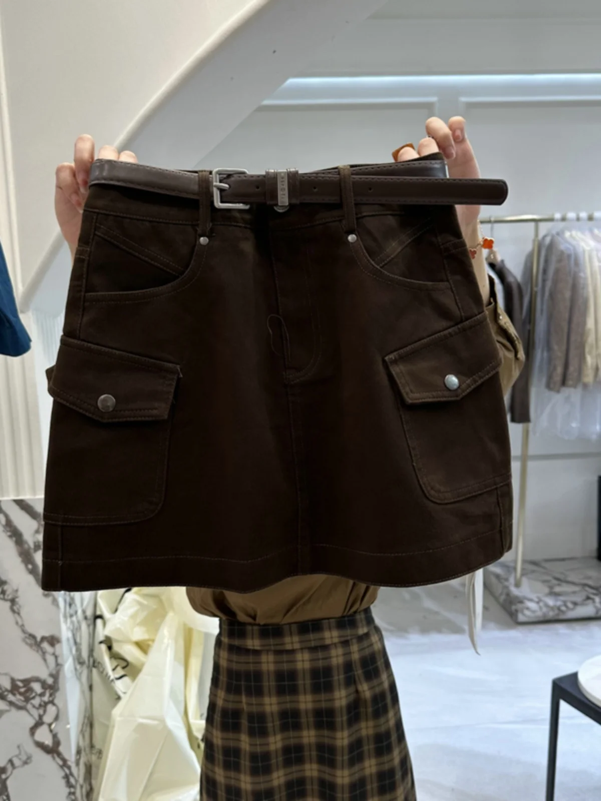 

Джинсовая мини-юбка с высокой талией и большими карманами для женщин, модный облегающий фасон, дизайн для повседневной носки, осенняя коллекция