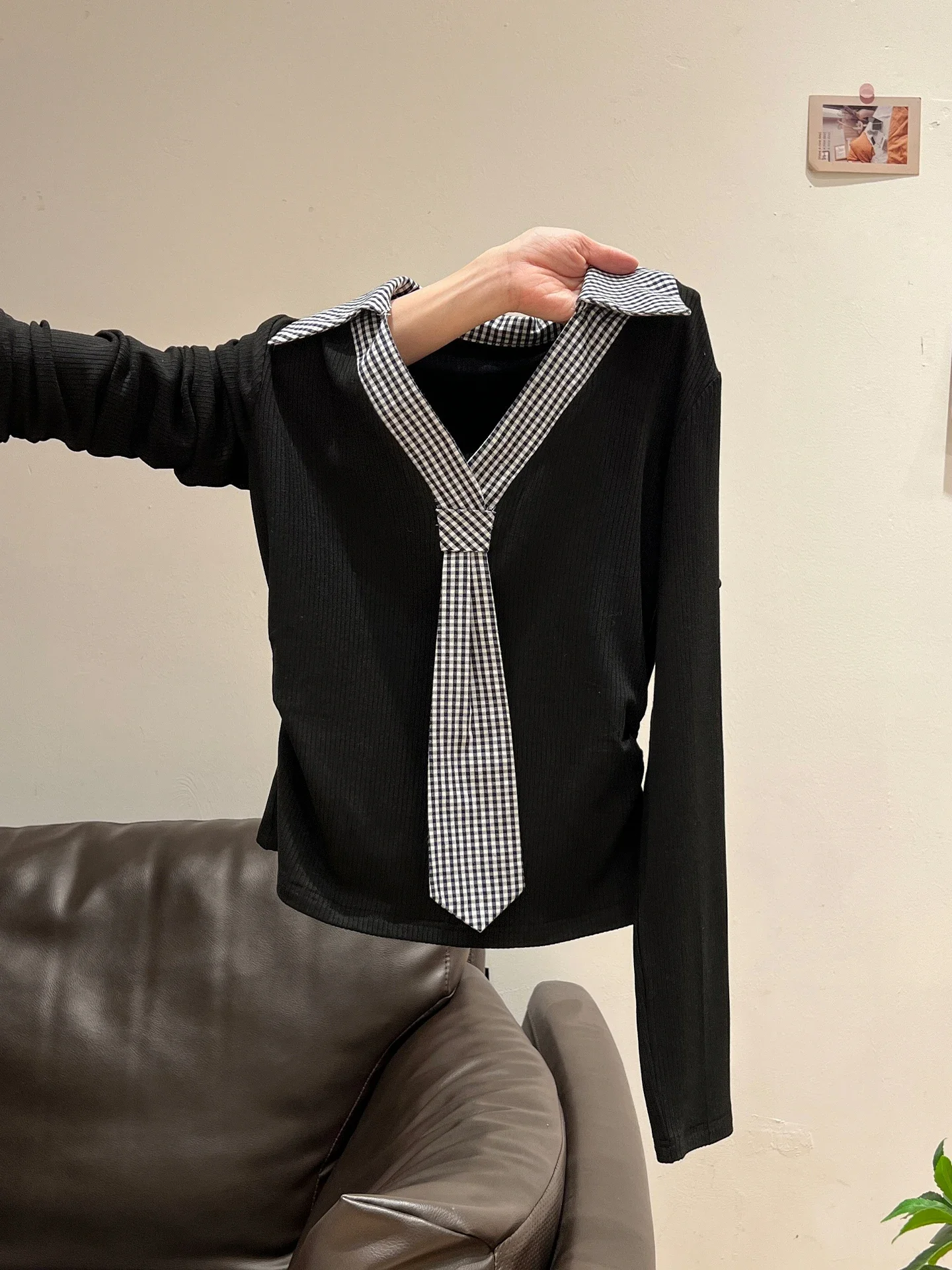 

Черный галстук в стиле пэчворк, клетчатый лацкан, футболка с длинными рукавами в виде базового слоя, в сочетании с плиссированным осенним новым приталенным топом