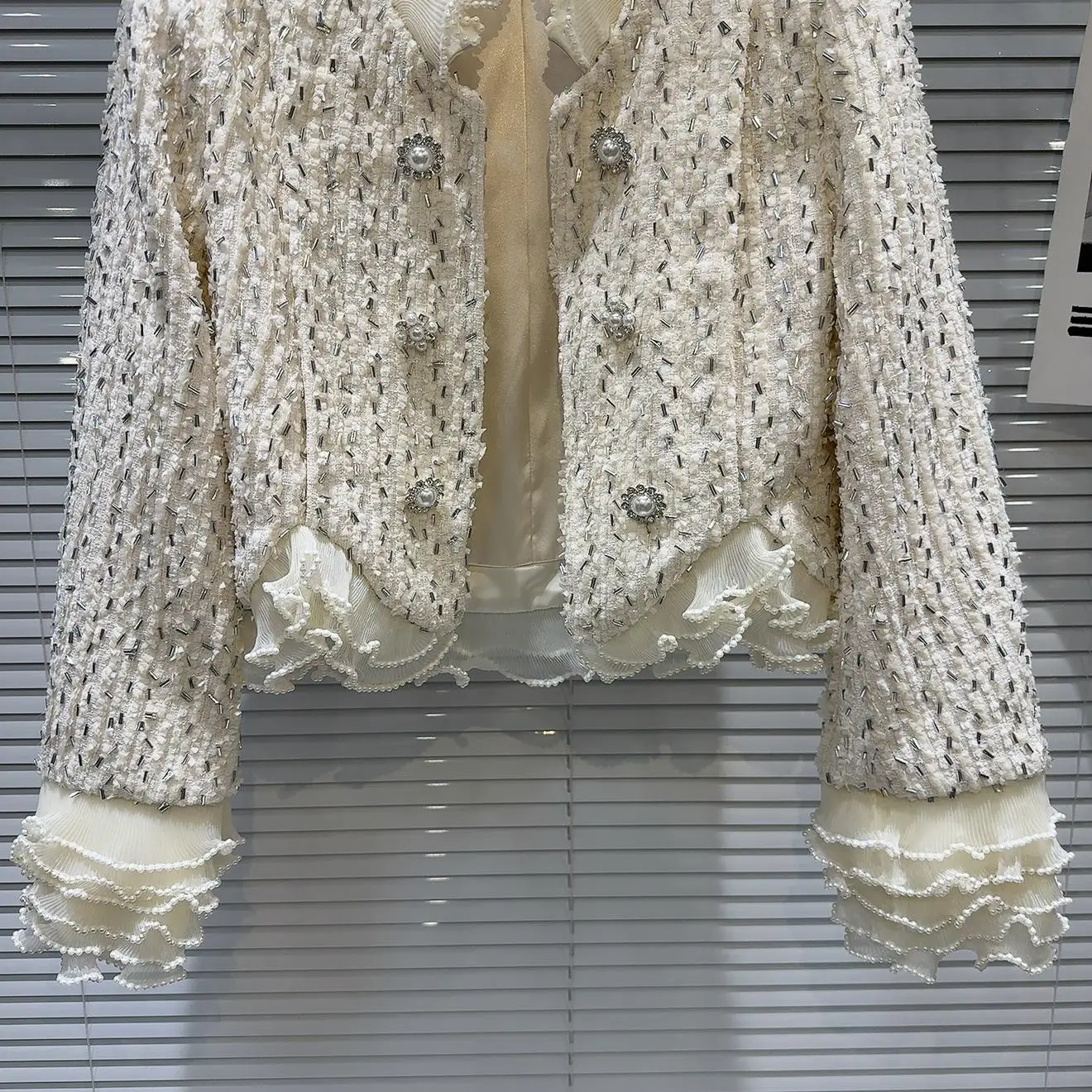 패셔너블한 진주 단추 장식 쉬폰 트림 고급스러운 느낌의 탑 숏 아우터웨어 여성 스타일 2025년 봄 스트레이트 컷 긴 소매