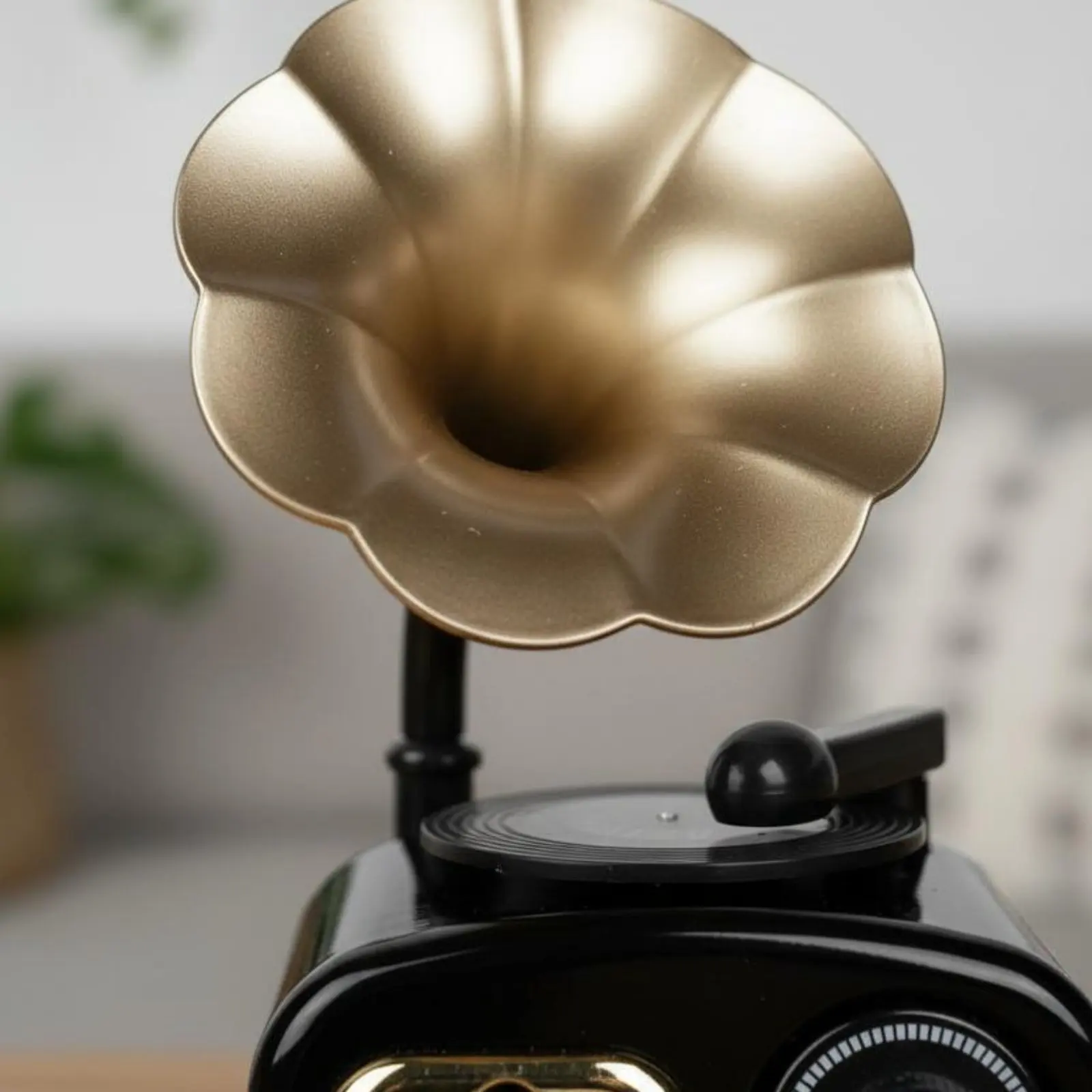 Vintage Gramophone Music Box Clockwork Mechanism Retro Phonograph Music Box Miniature Phonograph Decoration Nostalgic Attraction