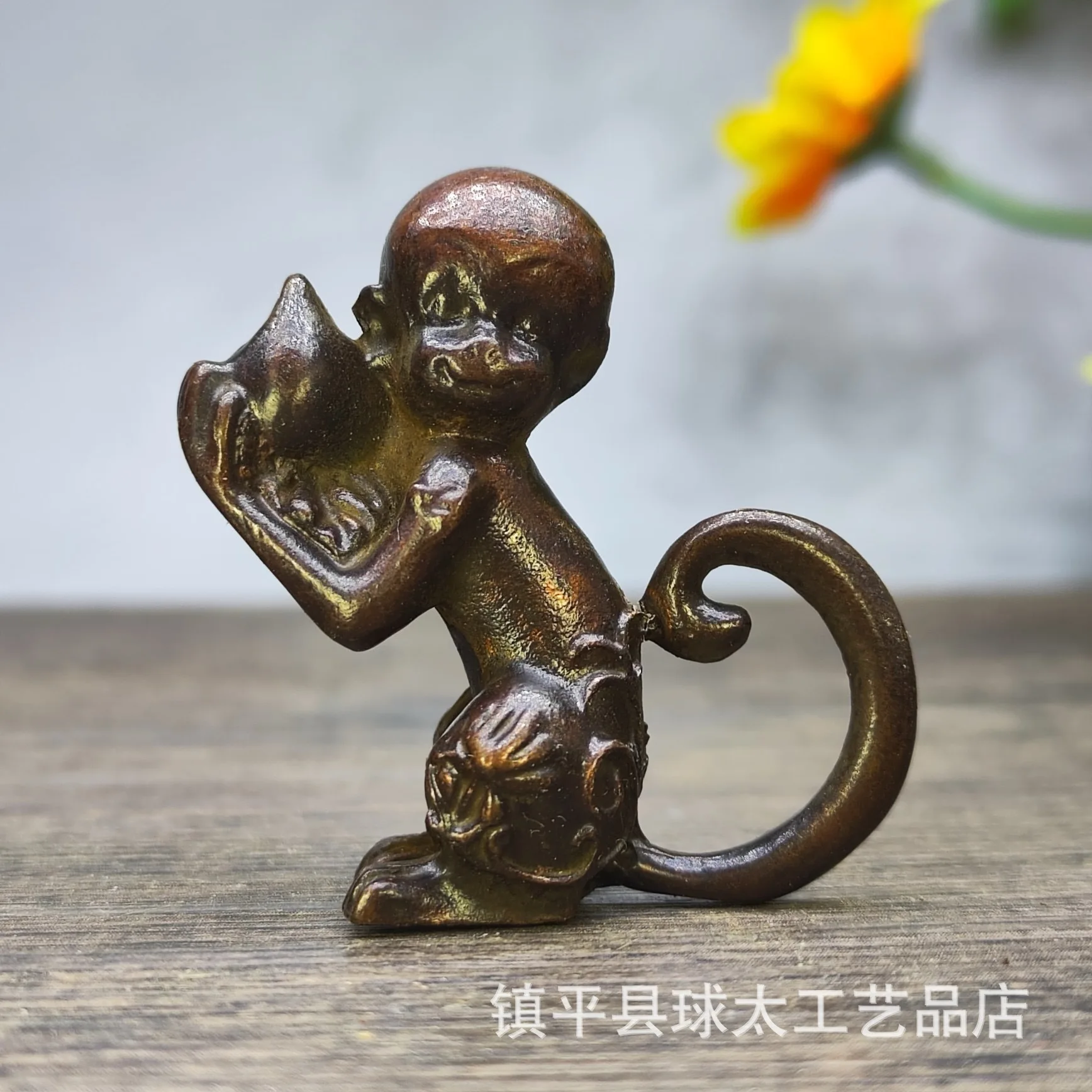 

Ancient brass monkey holding peach ornament tea pet tea ceremony desktop decoration ornamental ornament handicraft monkey