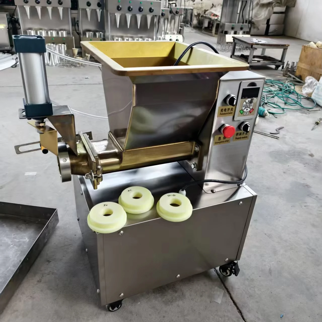 

Professional Bakery Automatic 2g To 500g Dough Cutting Divider Extruder For Bread HJ-CM015Q