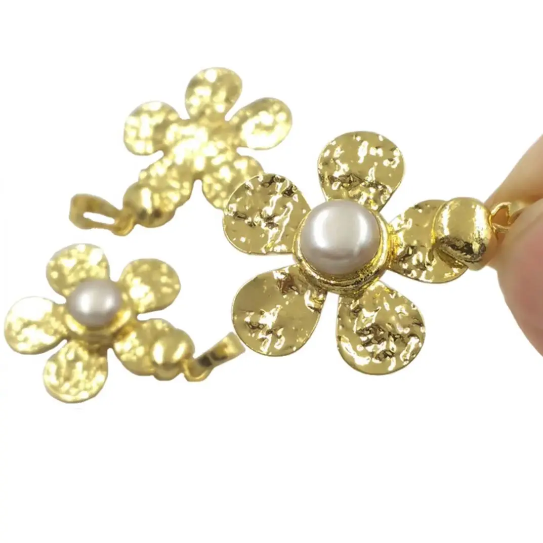 

WT-JP413 Подвески в форме цветка из жёлтой латуни с жемчужной отделкой для изготовления ожерелий или серег