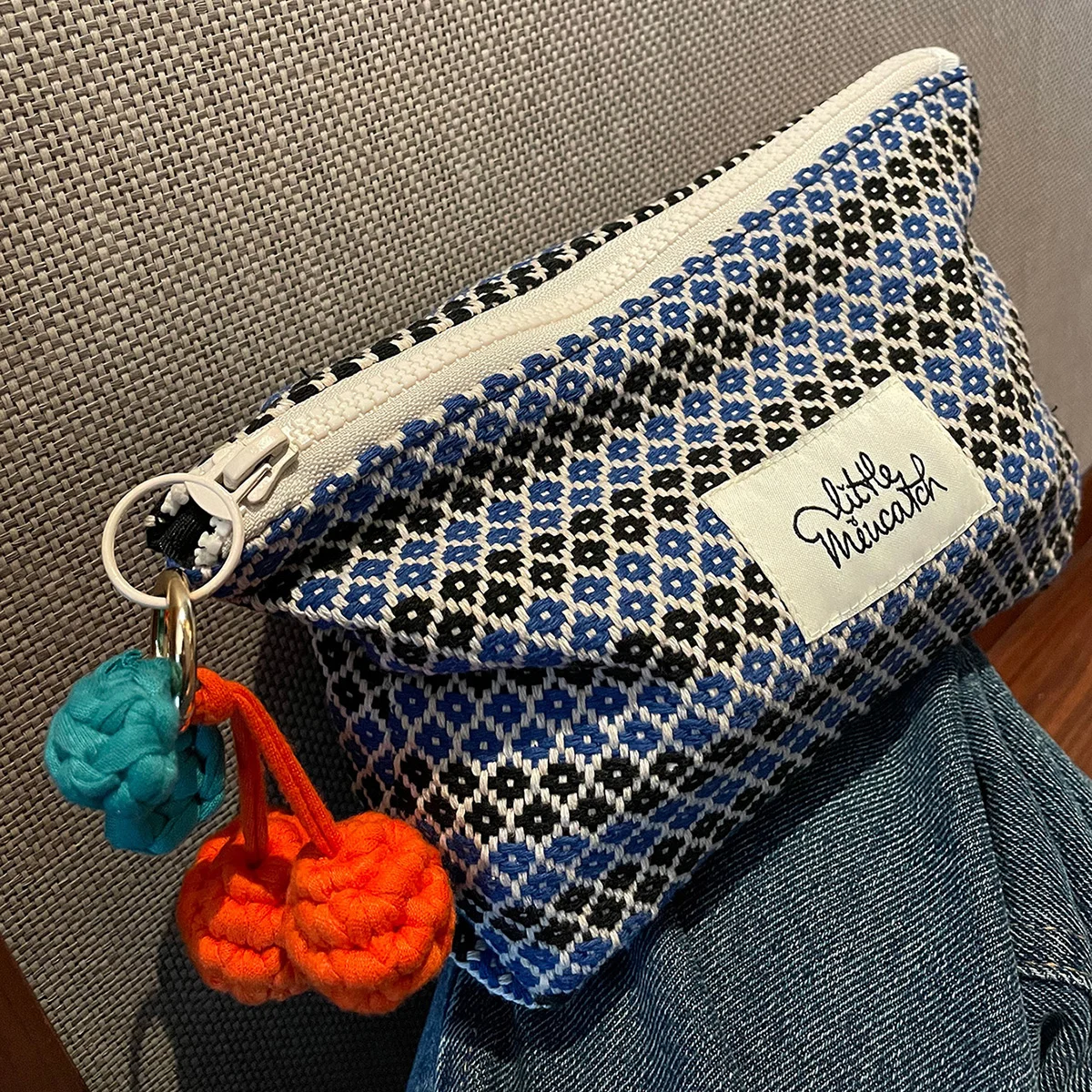 Bolsa de maquillaje con patrón geométrico, bolso de gran capacidad con Estampado de cereza azul, decoración de parche con letras