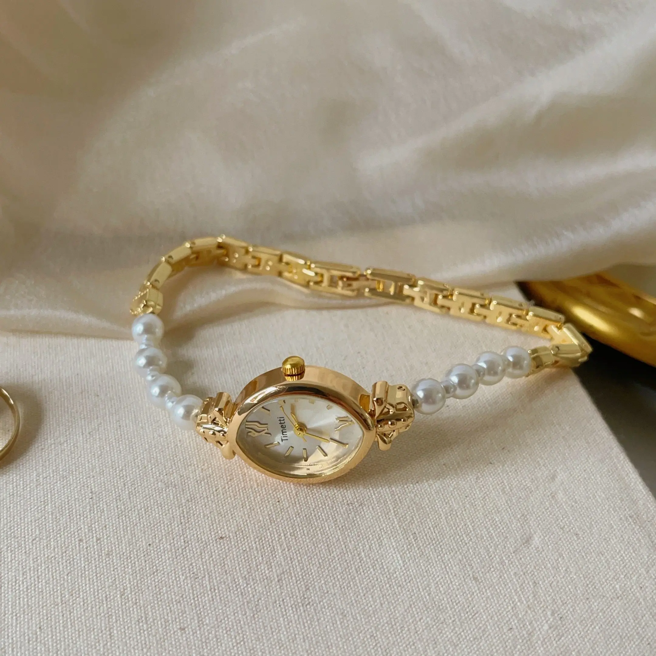 

Vintage-Style Pearl BraceletWatchFor WomenA Luxurious And Sophisticated Timepiece With A Delicate Small Dial And Quartz Movement