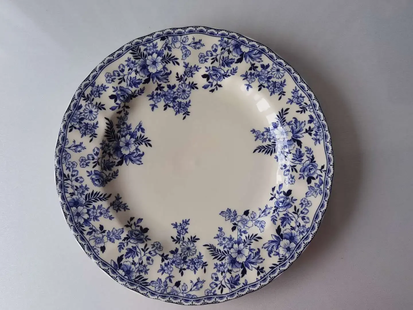 Classic British and German blue and white series 10-inch steak plate with ceramic plate classic on the dining table. plates