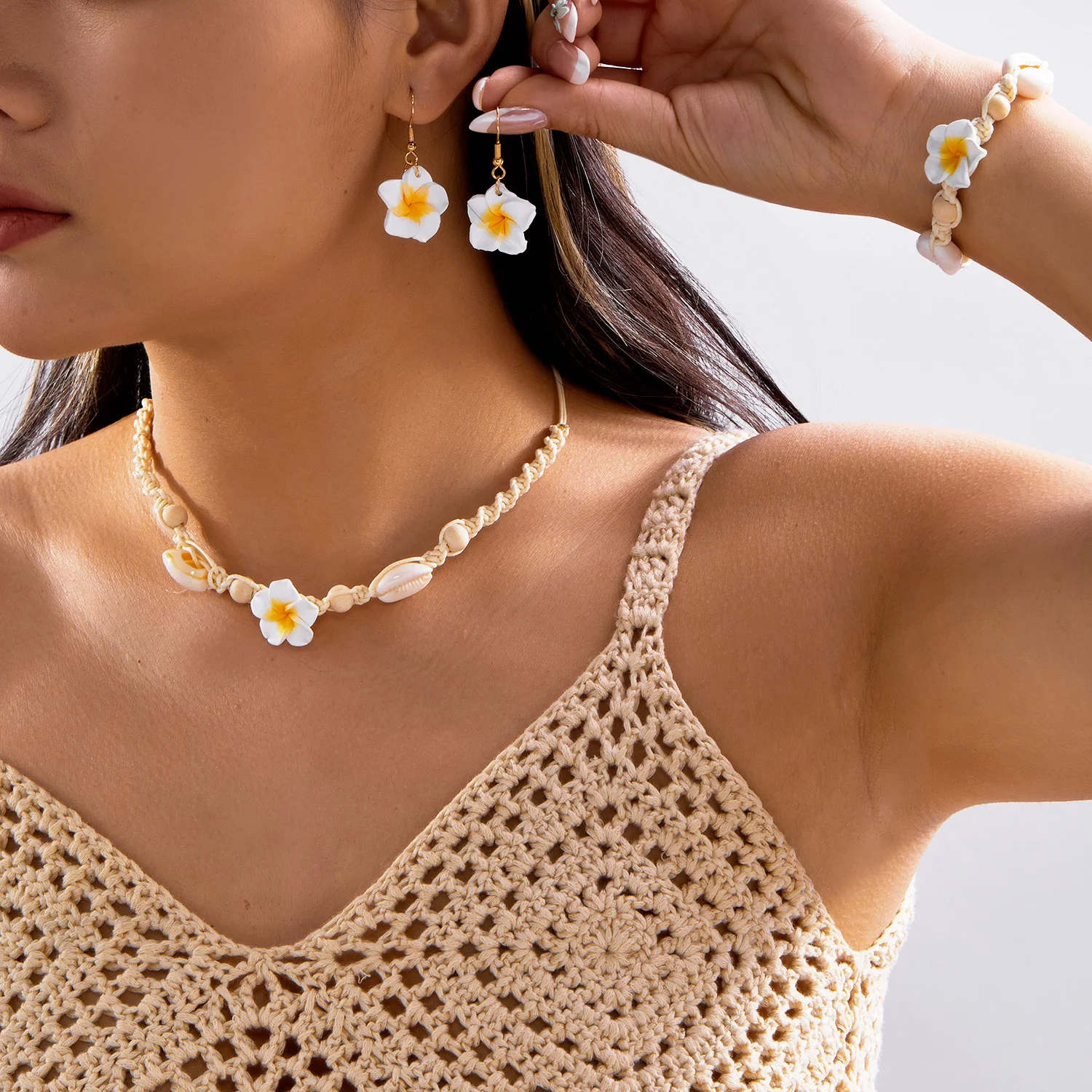 Böhmische Imitationsmuschel-Choker-Halskette für Damen, weicher Tonblumen-Anhänger, handgewebtes Seilarmband, Ohrring-Anhänger, Schmuckset – Detail 3