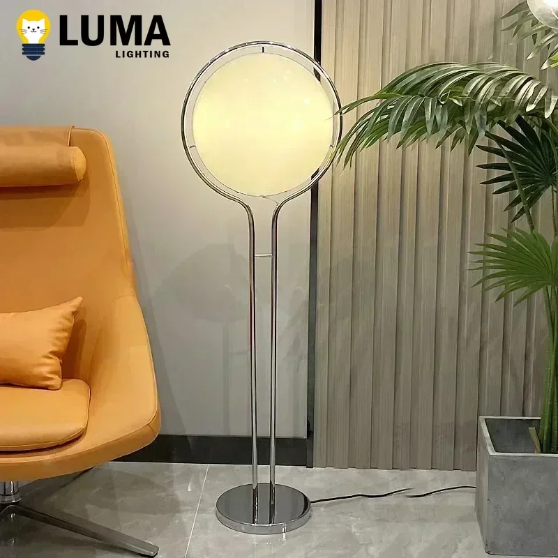 مصباح أرضي من الكروم بتصميم حديث مع غطاء كروي أكريليك أبيض، ضوء LED حديث لغرفة المعيشة وغرفة النوم وديكور السرير