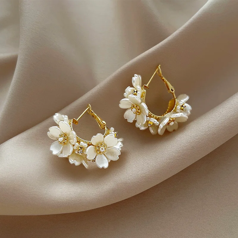 2026 Fashion White Shell Flower Pearl Hoop Earrings for  display picture 1
