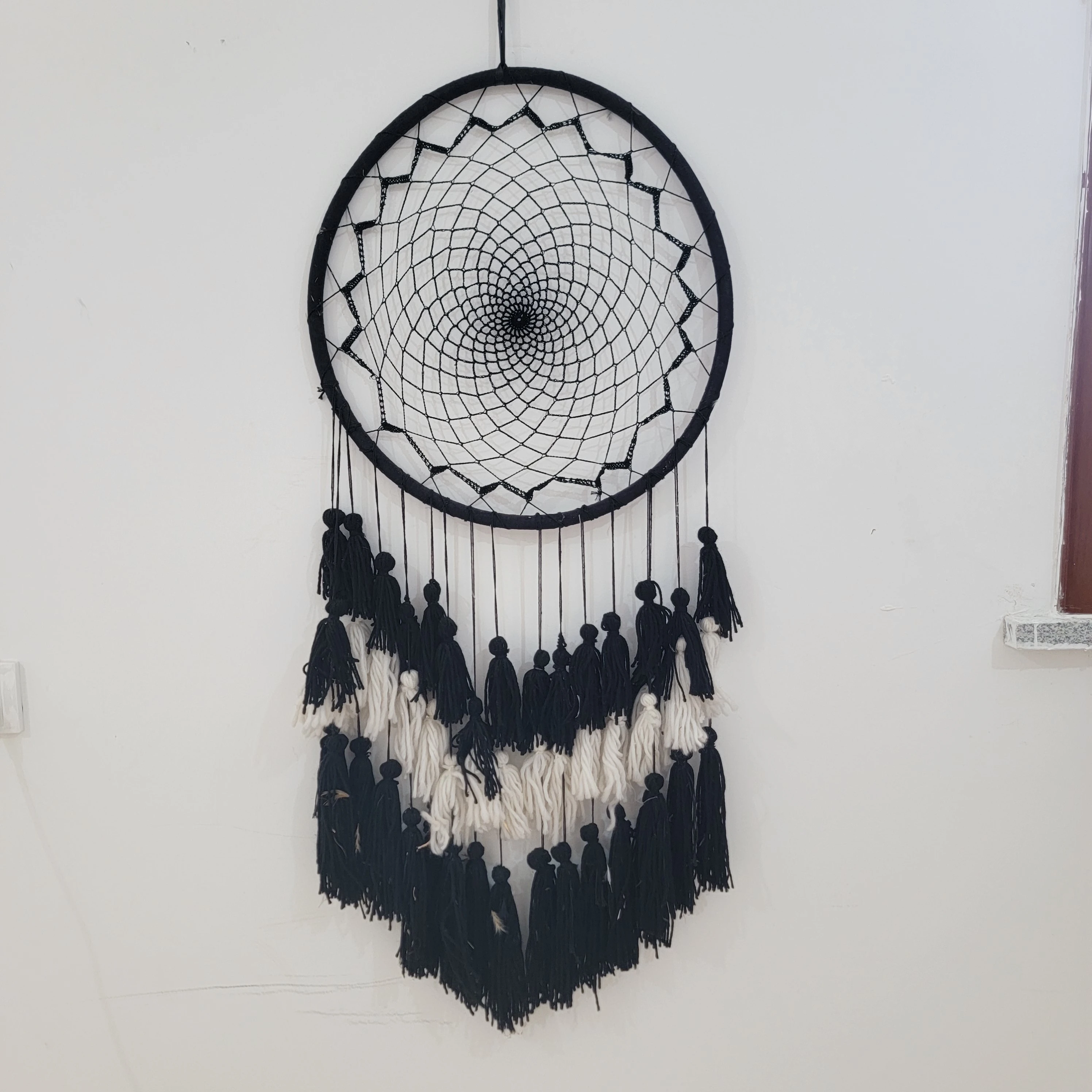 

Черный Ловец снов ручной работы с кисточками и кружевным украшением на стену для Хэллоуина, большой размер, страшная тема, домашний декор