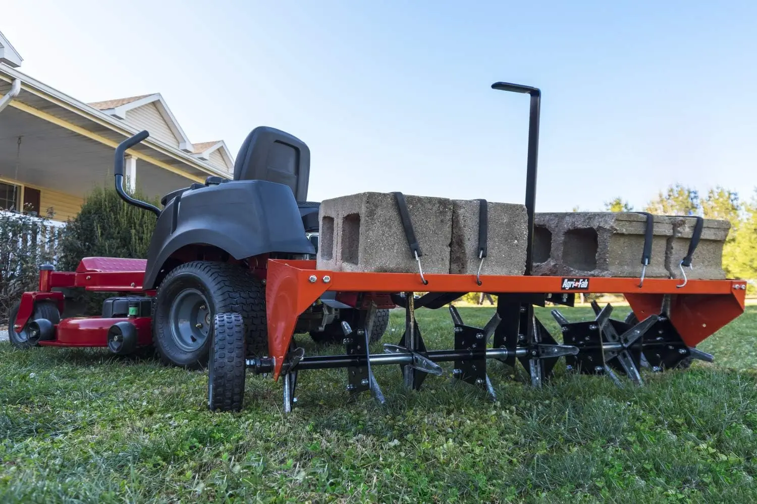 Aerator colokan rumput belakang dengan halangan Universal; Dirancang untuk menarik di belakang rumput