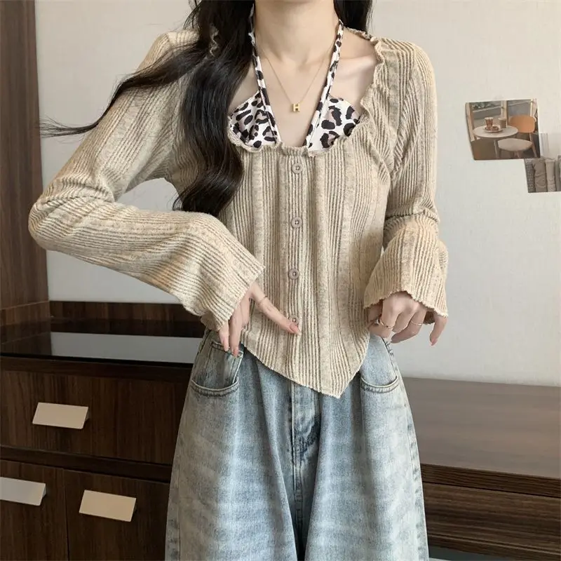 

Long-Sleeved T-Shirt Leopard Print Splicing Halterneck Fake Two-Piece Women Autumn New Niche Design Short Slimming Bottoming Top