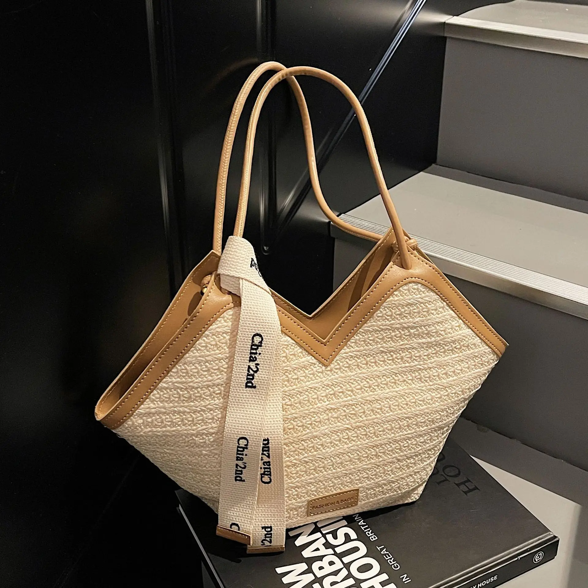 

Weaving Straw Woven For Women With Large Capacity 2025 New Summer Versatile Shoulder Texture Popular Commuting Tote Bag