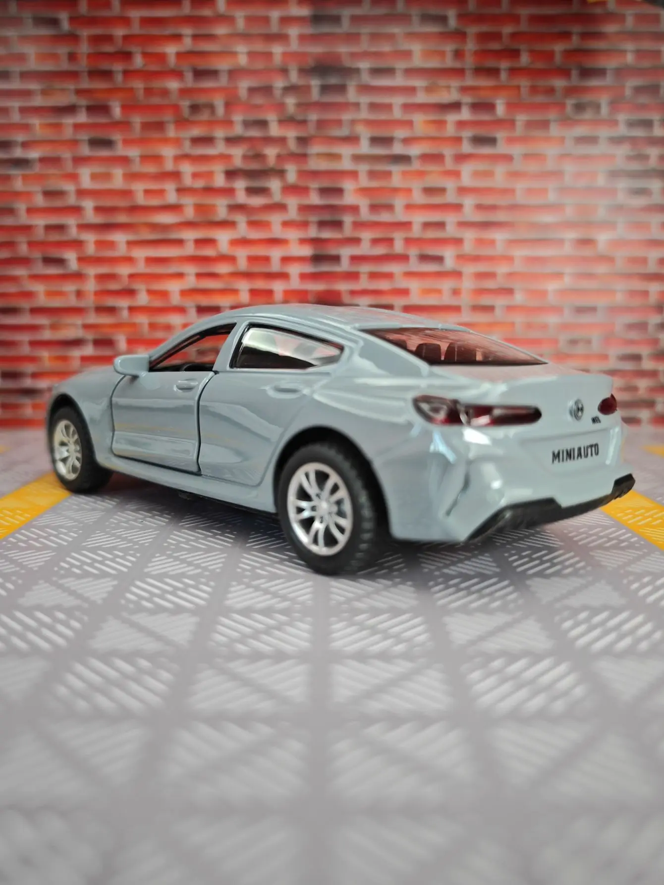 1:32 M8 سبيكة نموذج سيارة الحلي جمع الصوتية البصرية التراجع سيارات لعبة تفاصيل غنية يمكن فتح الأبواب على كلا الجانبين