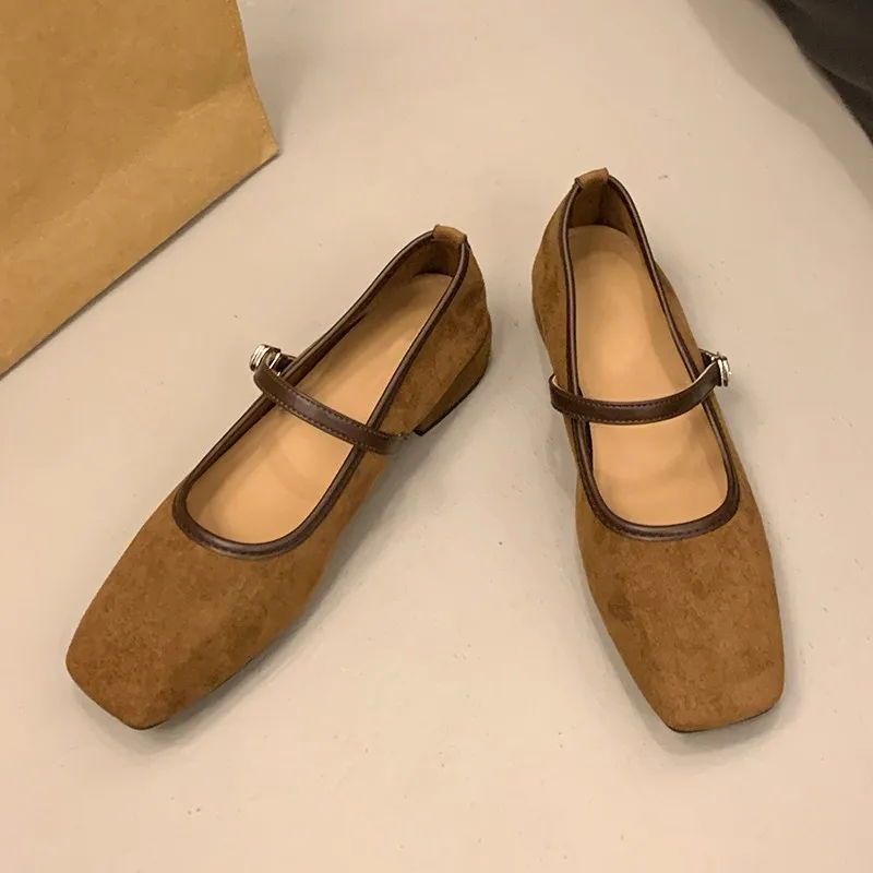 

Новые весенние туфли на одинарном каблуке, женские модные туфли с квадратной головкой и неглубоким носком, замшевые, на мягкой подошве, нескользящие низкие туфли