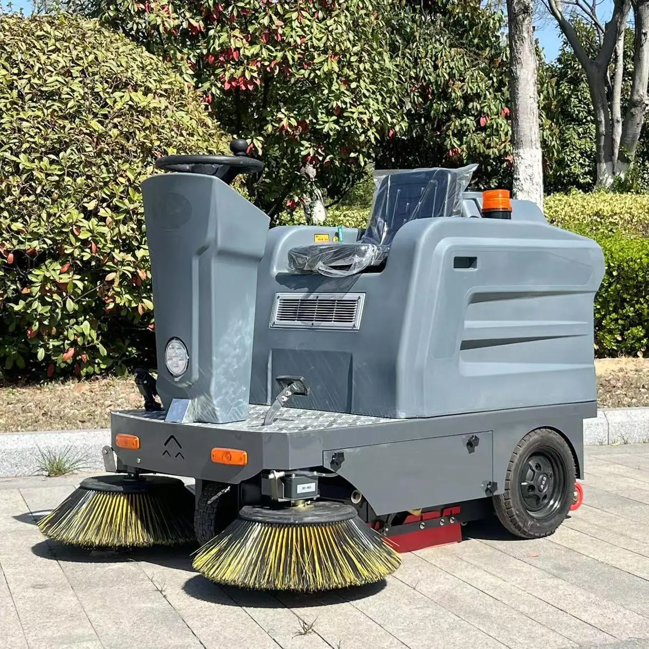 Outdoor Industrial Self Propelled Road Cleaning Vehicle Electric High Power Ride on Street Floor Sweeper