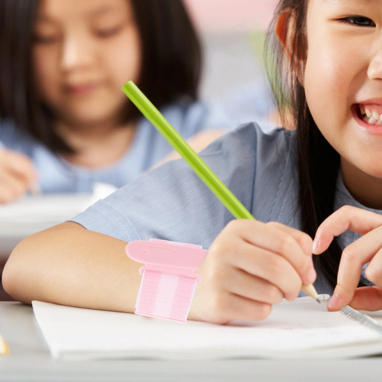 Crayon d'écriture manuscrite pour enfants, aide à la posture, entraînement au poignet, grand entraîneur, ration tor, tenant ABS, matériau anti-favorable, stylos