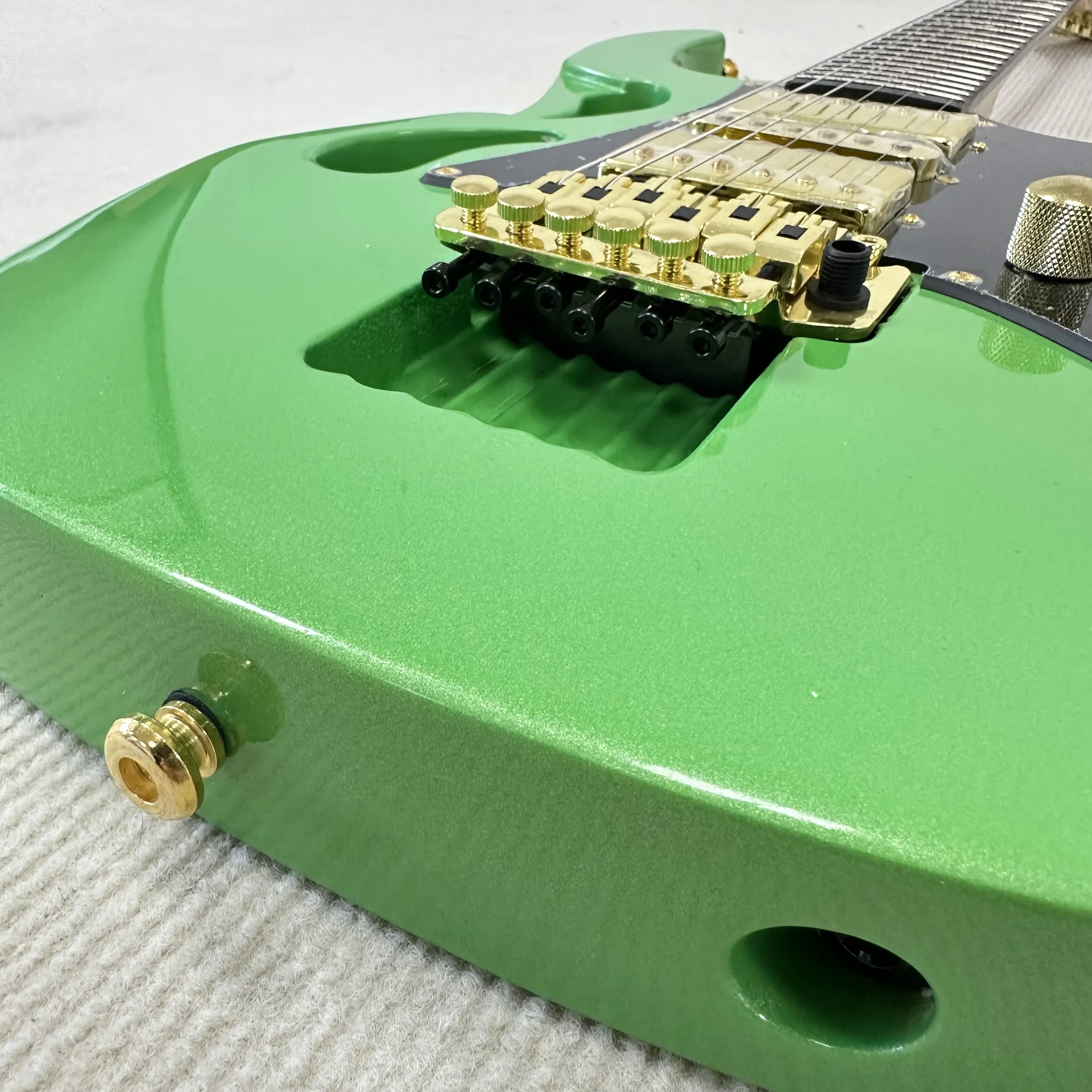 

In Stock Sparkle Metallic Green Finish Electric Guitar Vine Abalone Inlay 6 String 22 Frets Rosewood Fingerboard Free Shipping