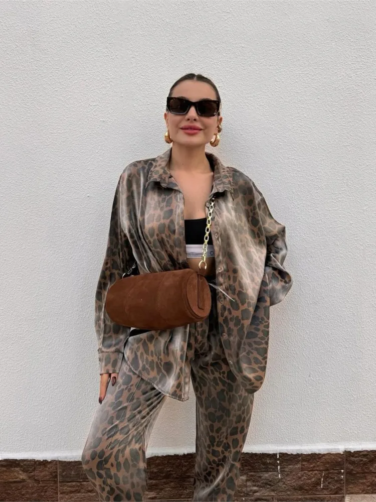 เสื้อเชิ้ตแขนยาวปกแฟชั่นกระดุมแถวเดียว + กางเกงขายาวทรงเข้ารูป ชุดเซ็ต 2 ชิ้น ลายเสือดาวสำหรับผู้หญิง