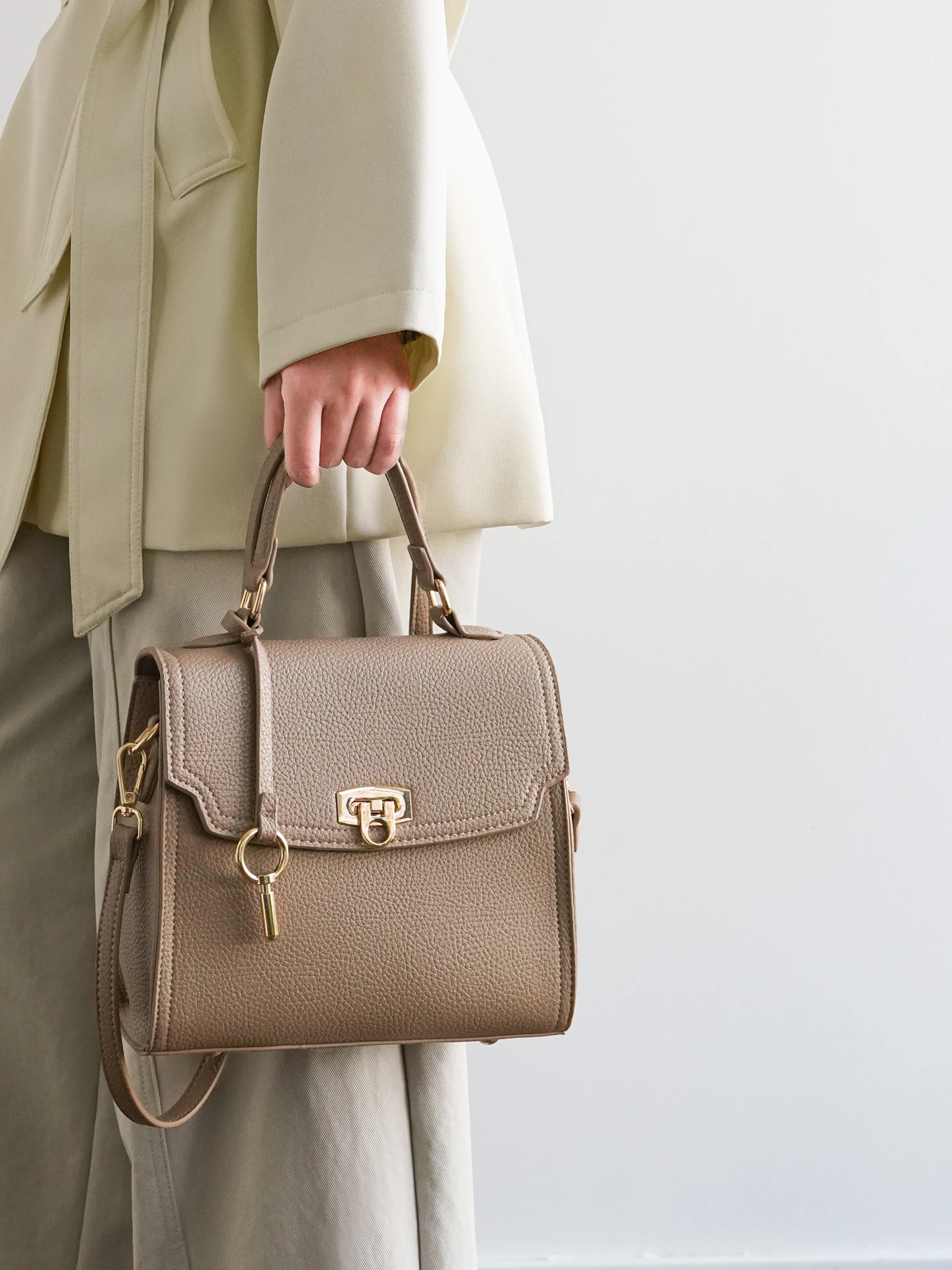 

Fashionable Square Handbag Large Capacity Crossbody Shoulder Bag for Women Elegant Lock Buckle Soft PU Leather