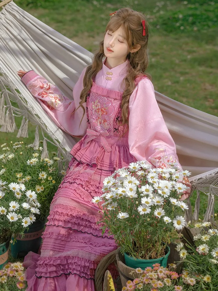 

Женский ханьфу с вертикальным воротником и передним отверстием из смеси китайских западных стилей.