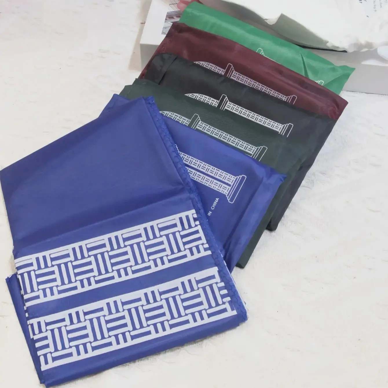 Tapis de prière de voyage portable musulman Tapis de prière en polyester imperméable Tapis de prière de voyage islamique pour cadeaux du Ramadan (60 cm × 100 cm)