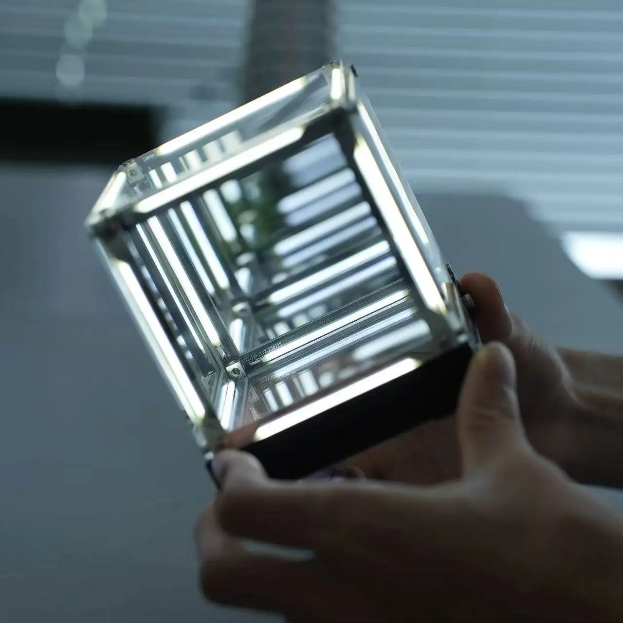 cube-lumineux-4d-abyss-ornement-led-creatif-pour-bureau-effet-d'ombre-infinie-cadeau-d'anniversaire
