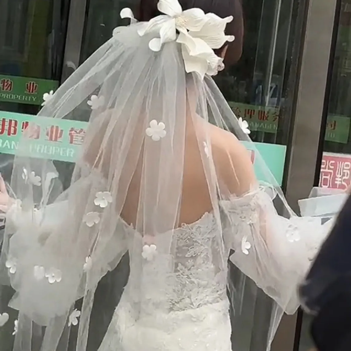 veu-de-noiva-estilo-floresta-com-flores-acessorio-de-cabelo-romantico-para-noivas
