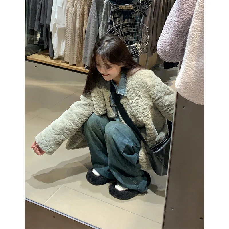 Damskie jeansy cargo, odzież dżinsowa, spodnie damskie z marszczeniami, falbanami, drapowaniem, rozcięciem, asymetrycznym detalem z boku.