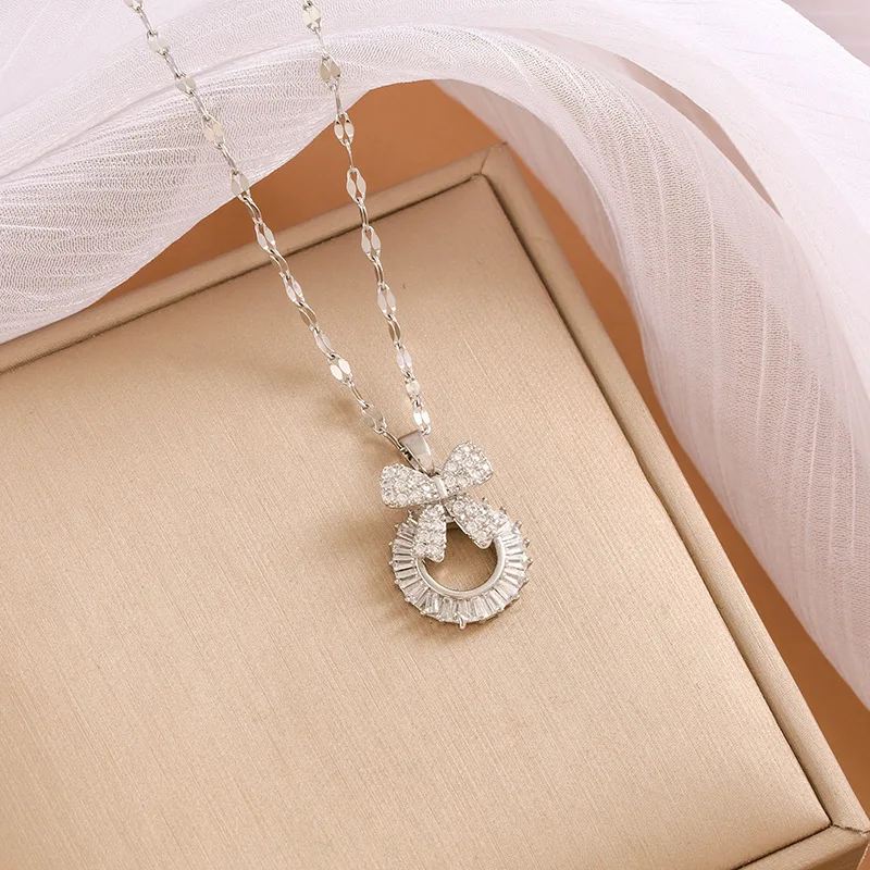 Świeży i słodki naszyjnik z zawieszką w kształcie kokardki z błyszczącym diamentem i cyrkonią