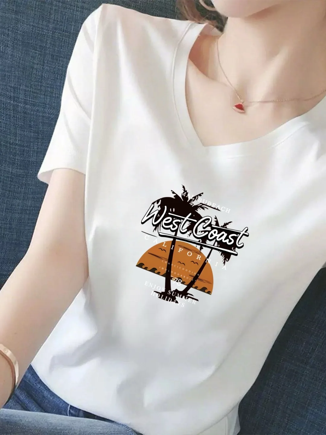 

V-Neck Short Sleeve T-Shirt Women's White Coconut Tree Print Versatile Slimming Anti-Aging Top Casual Loose Fit Standard Body
