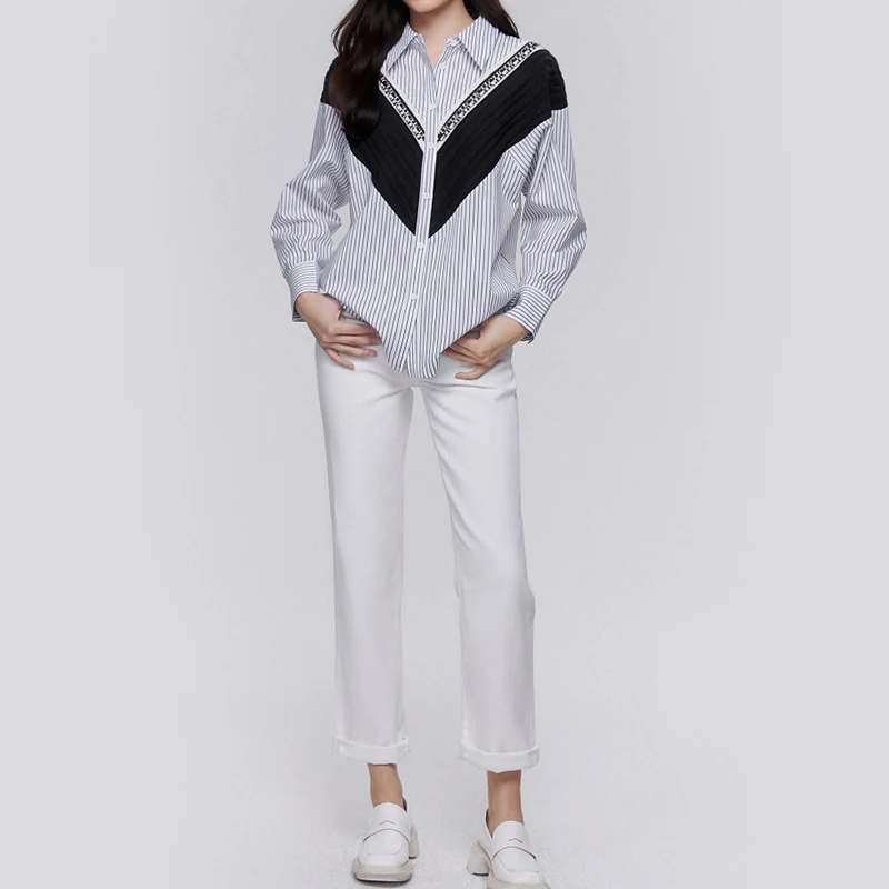 Camisa feminina solta com listras de retalhados, camisas femininas na moda feminina, elegante e elegante, escritório de deslocamento, casual