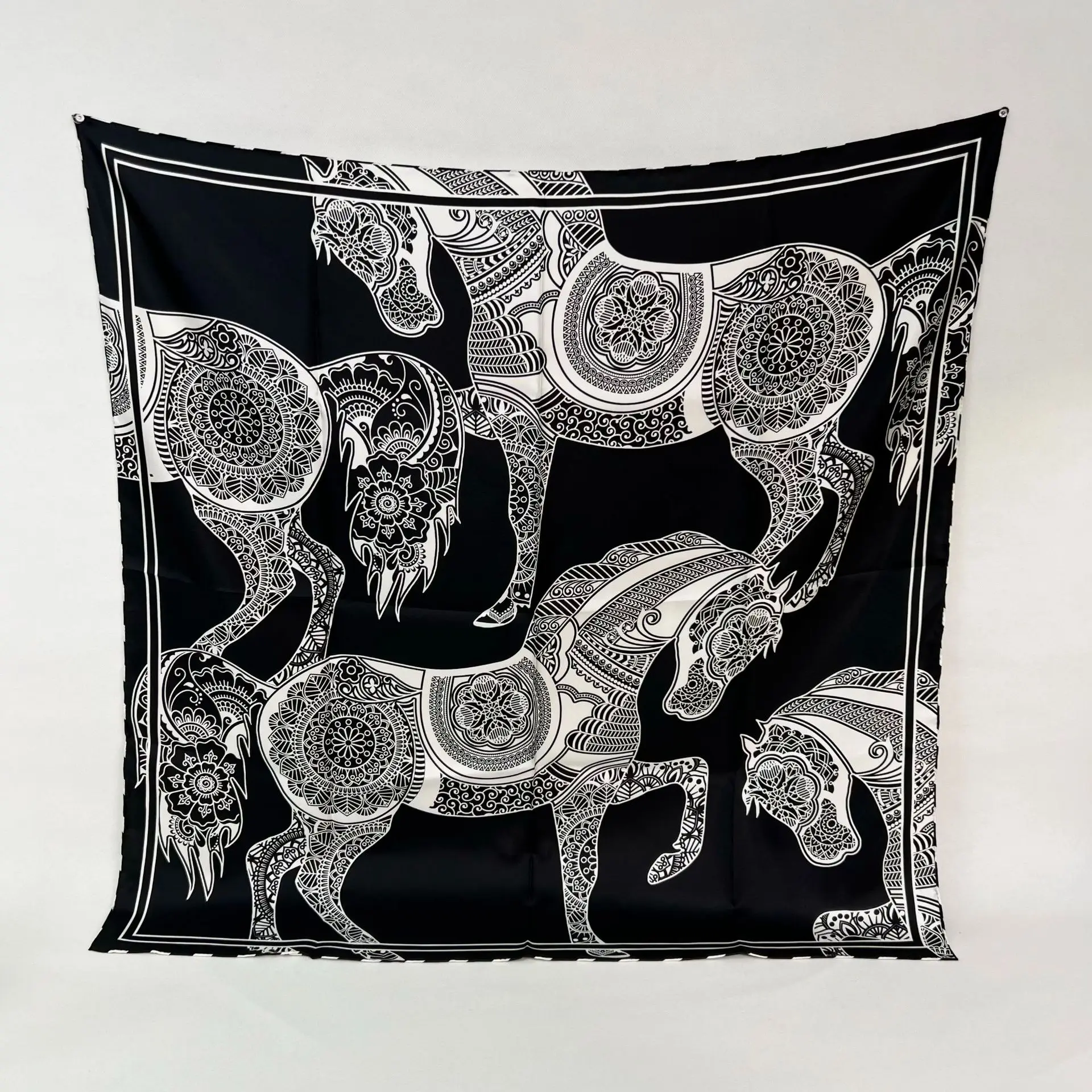 الحصان الأسود وشاح حريري 90 سنتيمتر هرمز توالت حواف شالات الأوشحة الفاخرة رئيس حقيبة الديكور هدية الكريسماس الملابس والاكسسوارات