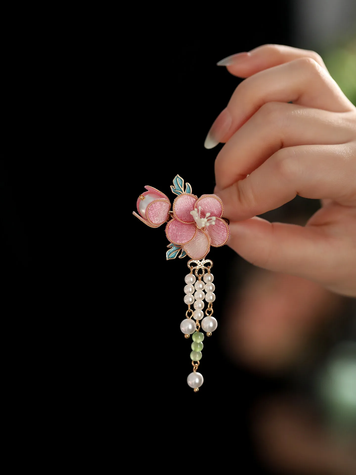 Chinese Style Vintage Pink Embroidered Flower Pearl Tassel Brooch Lucky Auspicious Pin For Qipao Coat Women Elegant Jewelry Gift