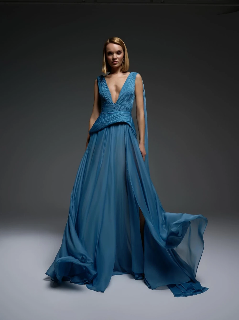 Blaues, stilvolles Chiffon-Abendkleid in A-Linie, sexy, tiefer V-Ausschnitt, fließender langer Umhang, maßgeschneidertes, schickes, wunderschönes, gerafftes Abendkleid