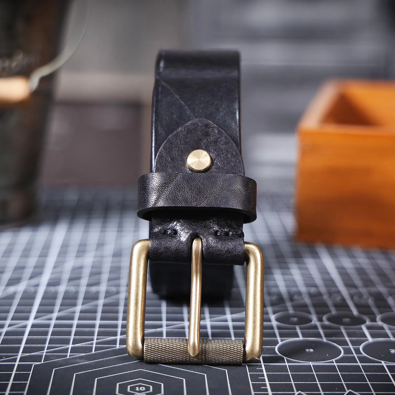 S.WORKER Klassischer Dicker Echtledergürtel für Herren aus Vollnarbigem Rindsleder Vintage Casual Gürtel für Jeans & Formelle Kleidung mit Messingschnalle – Detail 17