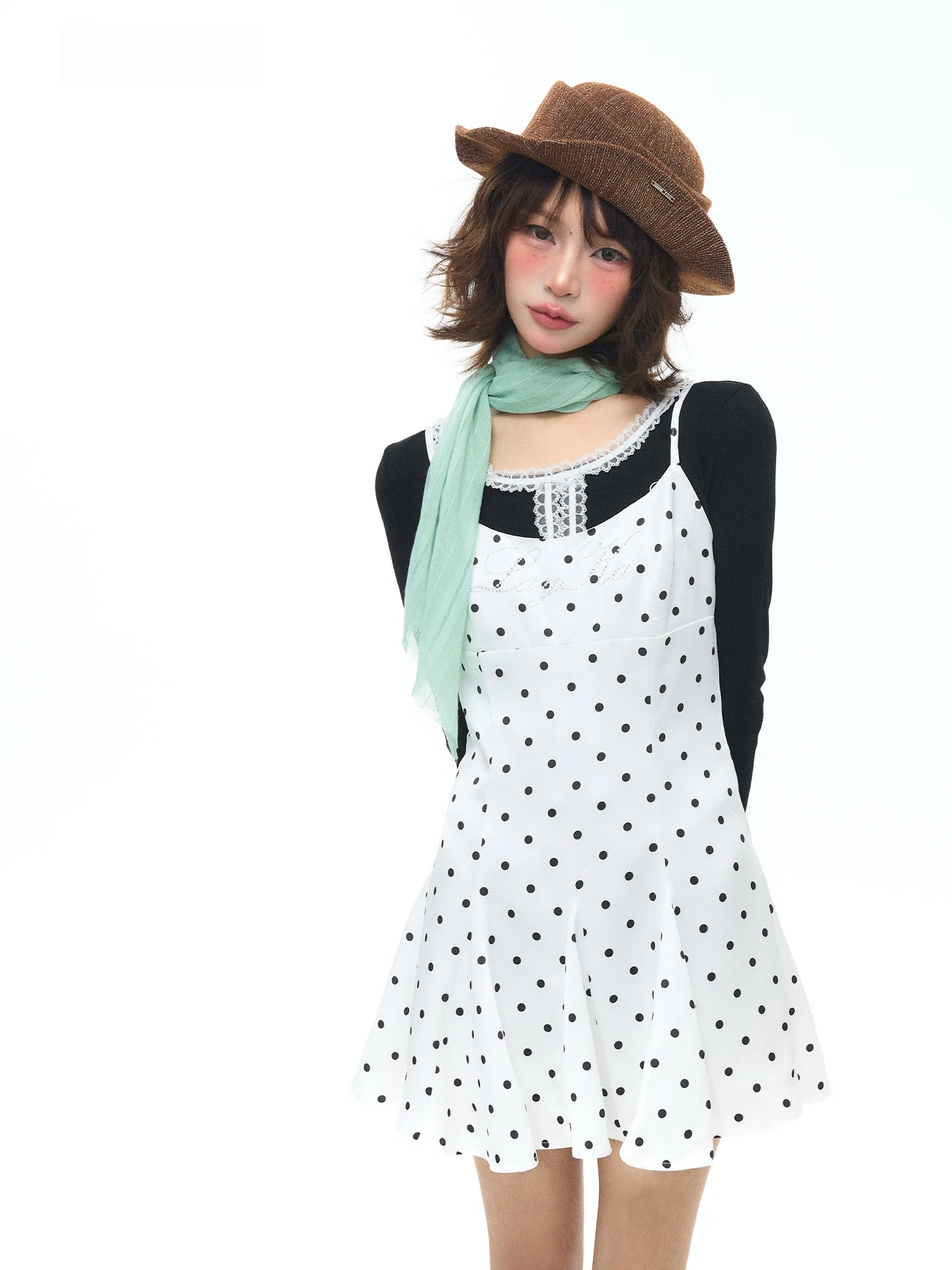 

Летняя корейская юбка Astrsk в стиле Ins: облегающая, А-силуэт, с принтом в горошек, стразами и надписями, из полиэстера.