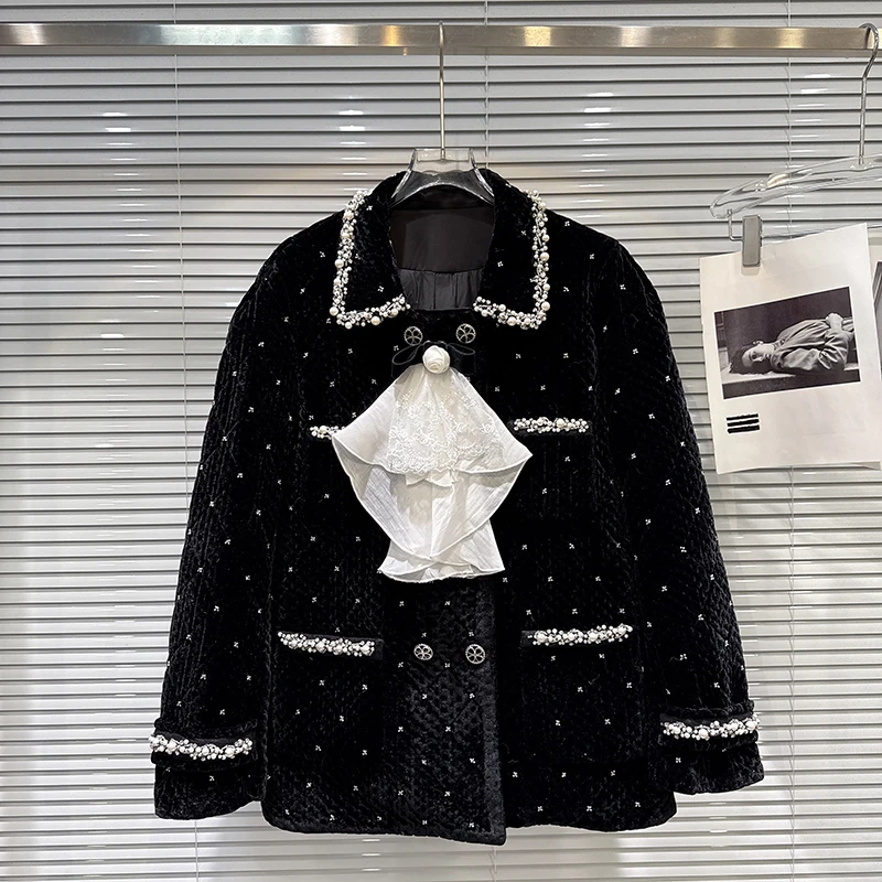 Doudoune en tissu velours avec bord perlé, écharpe en dentelle exquise, nouveau style d'hiver 2025, veste tendance pour les déplacements