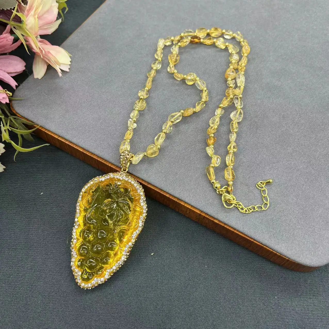 Accesorios DIY: Nuevo producto para transmisiones en vivo, cadena para suéter con forma de racimo de uva, con detalles en oro esmaltado y jade, y collar de citrino natural.