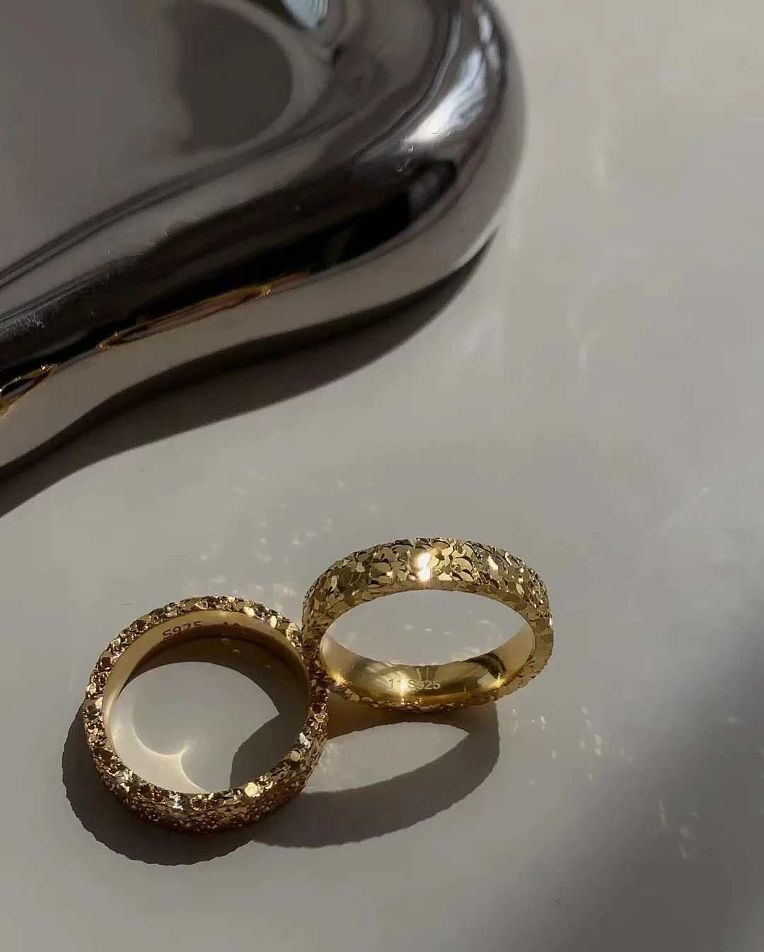 Anillo de plata de ley para mujer con diseño de hielo triturado, un diseño sofisticado y elegante, banda sencilla, para dedo anular cerrado, un perfecto regalo.