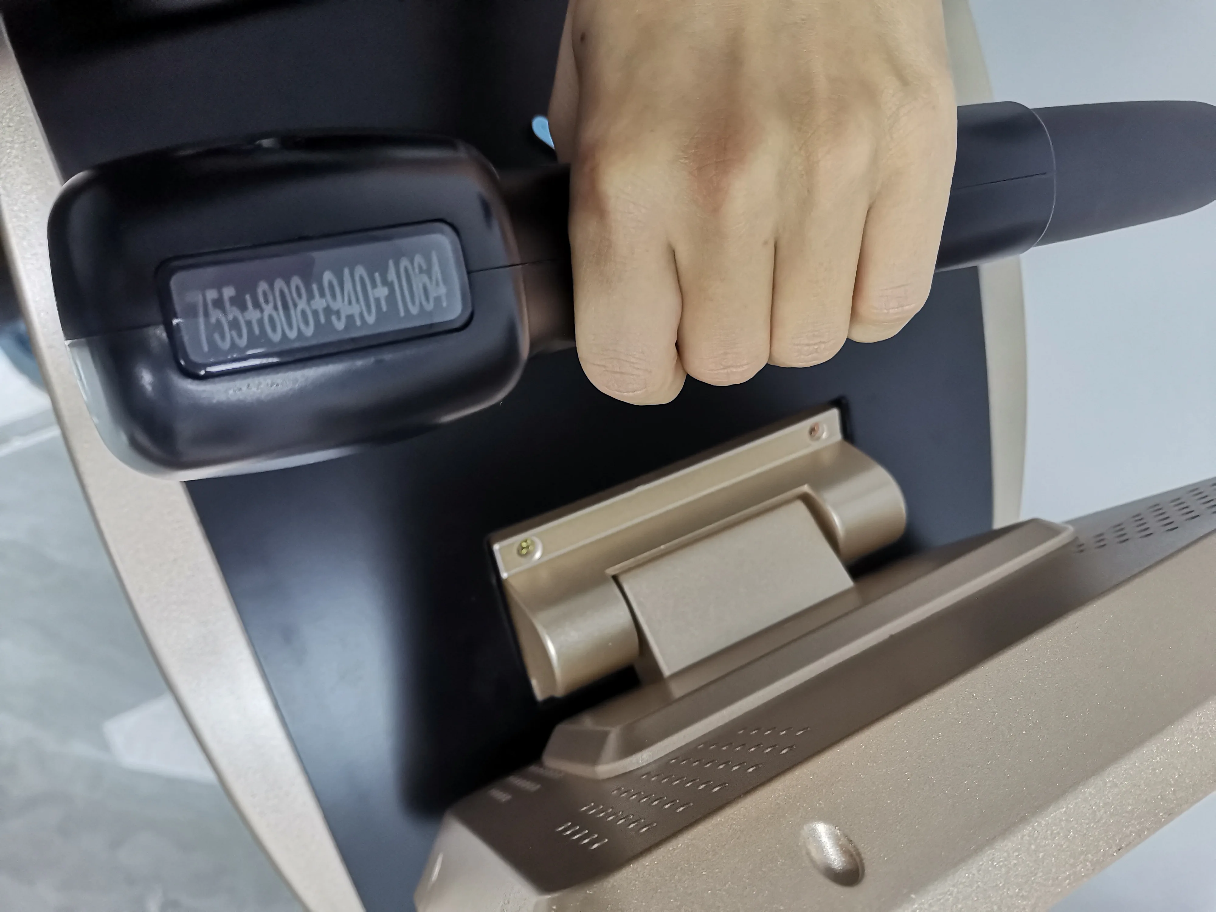 جهاز إزالة الشعر بالليزر البلاتيني الجليدي من الدرجة التجارية 4000 وات 4 أطوال موجية 808 نانومتر 755 نانومتر 1064 نانومتر ND YAG 2025 محدث