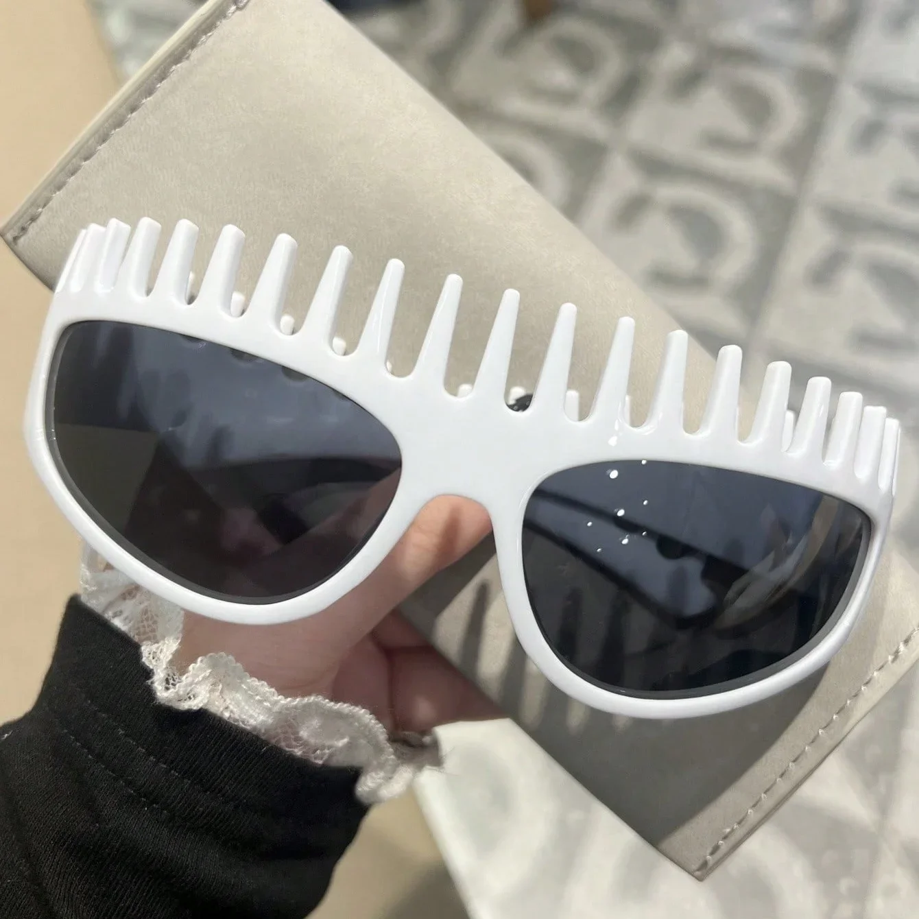 1 قطعة نظارات الموضة النسائية نمط جديد شخصية ملتوي مبالغ فيه عقال النظارات الشمسية الراقية العصرية نمط الشارع الأداء اليومي