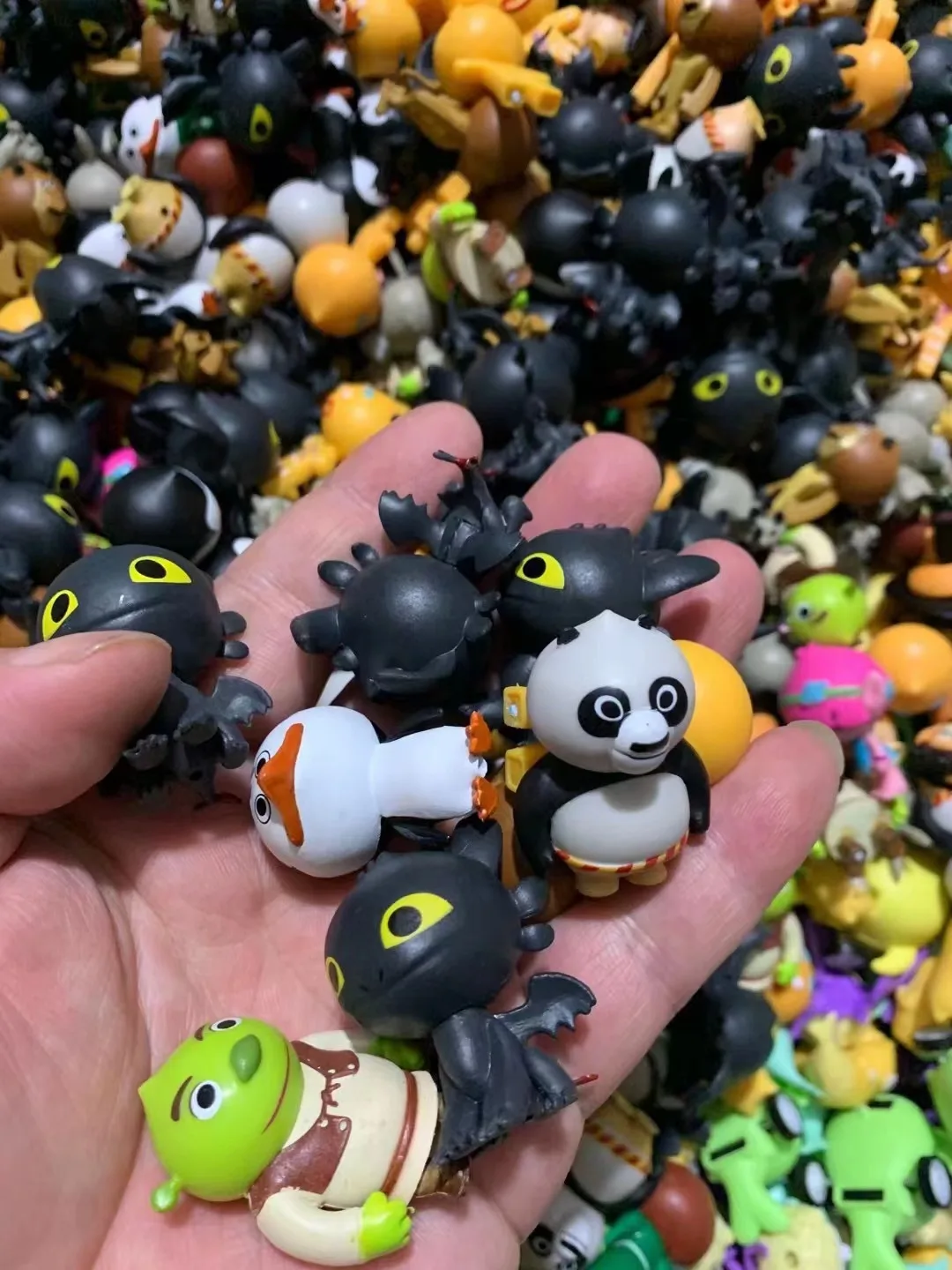 100 Stück/Los 45mm Durchmesser Plastik-Farbkugeln Kapselspielzeug mit Zufällig Eingearbeiteten Mini-Puppen für Verkaufsautomaten und Spielhallen – Detail 1