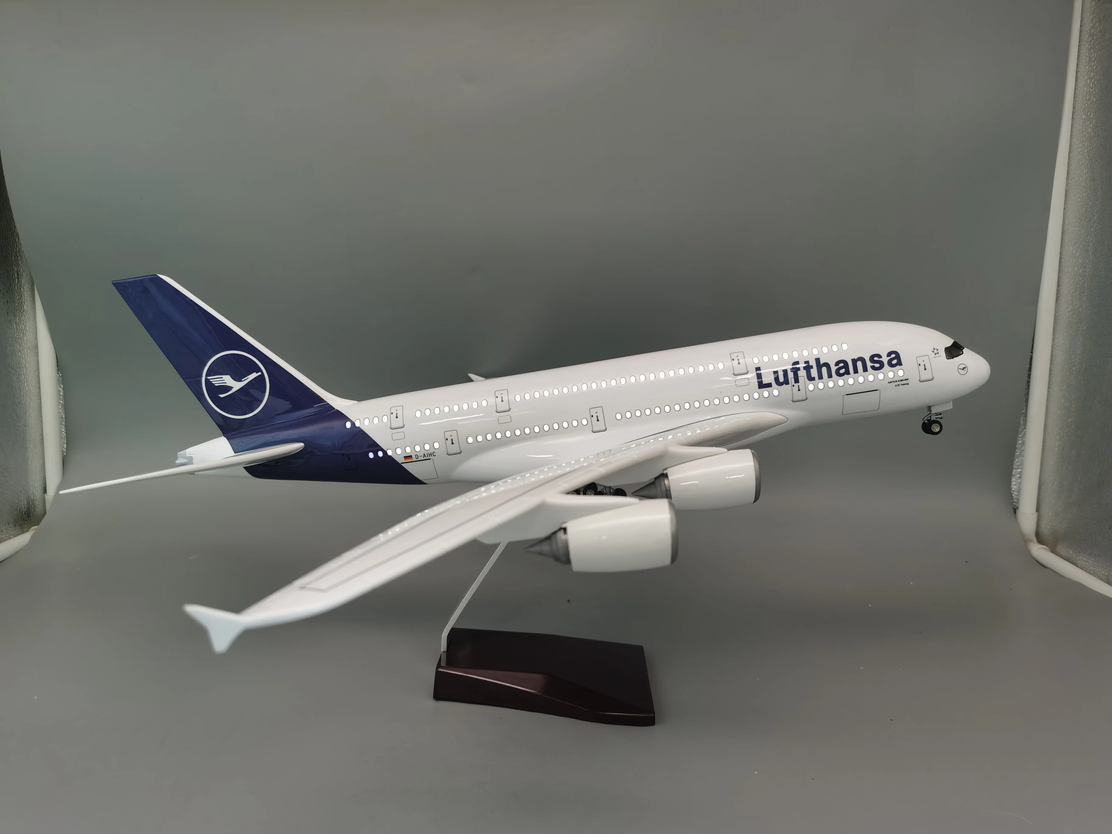 New 1/160 Scale 46CM Airplane A380 Lufthansa Airline Model Light and Plastic Resin Plane For Collection-New Painting Airbus A380