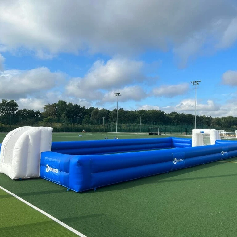 สนามฟุตบอลเป่าลมขนาดใหญ่สำหรับกีฬาเชิงพาณิชย์กลางแจ้งแบบกำหนดเอง สนามแข่งขันกีฬา สนามฮอกกี้ยักษ์ สนามฟุตบอล