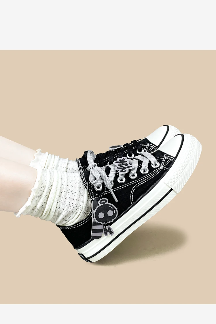 Amy and Michael Fashion Gothic Charms Damen-Canvas-Schuhe, Originaldesign, schwarze Low-Top-Flache Freizeitsneaker für Mädchen und Studentinnen – Detail 4