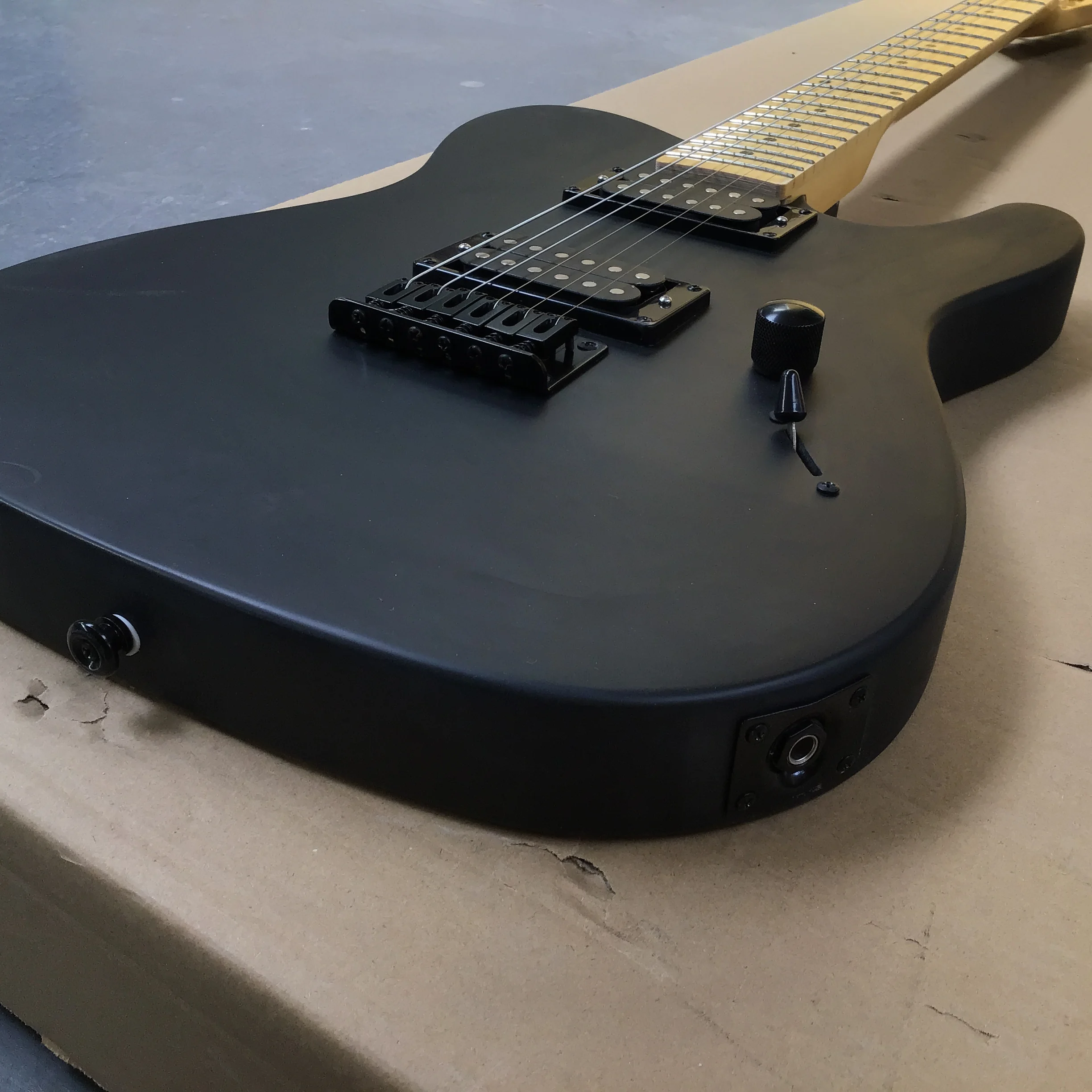 Factory hot sale 6-string electric guitar, maple fingerboar, matte black in stock,Double open pickups, perfect tone