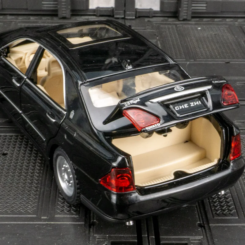 1:32 Modelo de coche de aleación Toyota Crown de 12. a generación, juguete para niños, tiene puertas y capó del motor que se puede abrir en el maletero