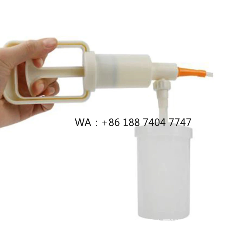 appareil-manuel-d'aspiration-des-mucosites-modele-pour-patients-ages-alites